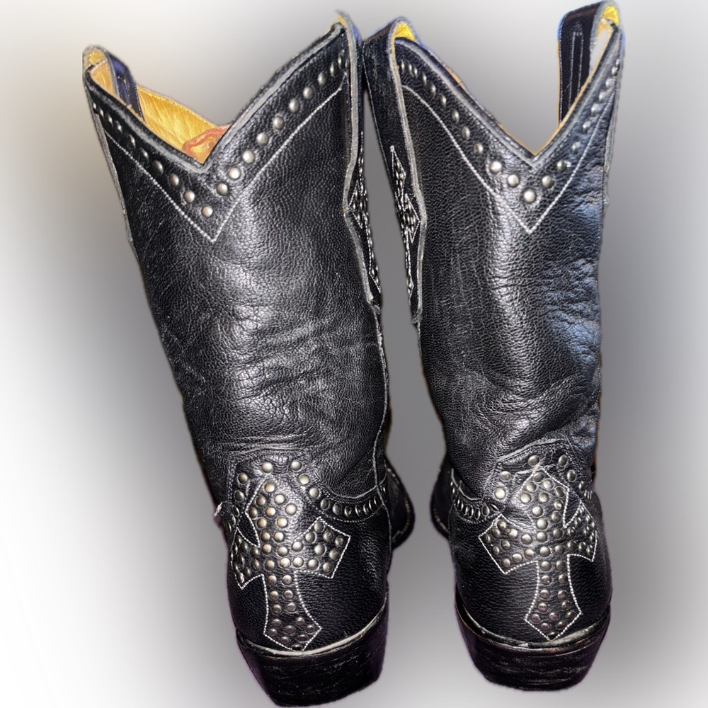 Hard to find Old Gringo Studded Cross Boots sz. 7 1/2
Make an offer⚡️ - Picture 2 of 9